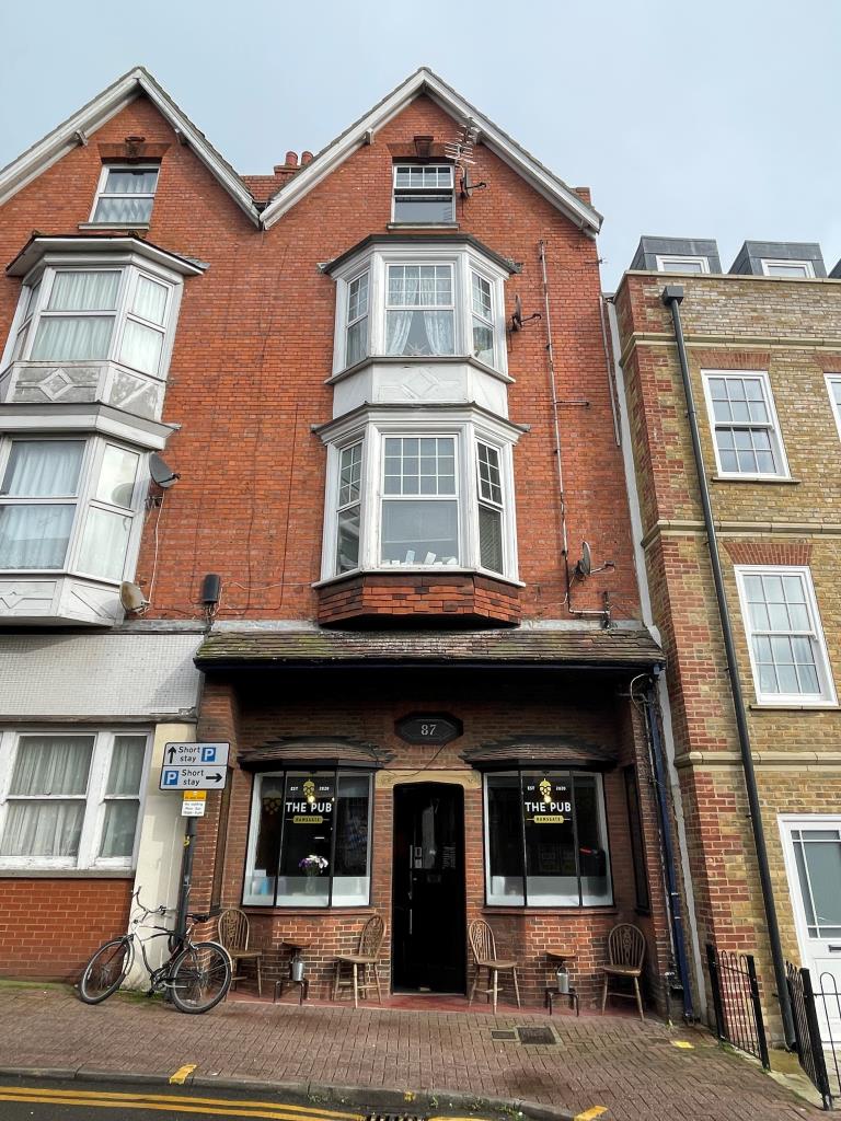 Lot: 38 - PUB AND THREE FLATS FOR INVESTMENT - Four storey mid-terrace mix used building